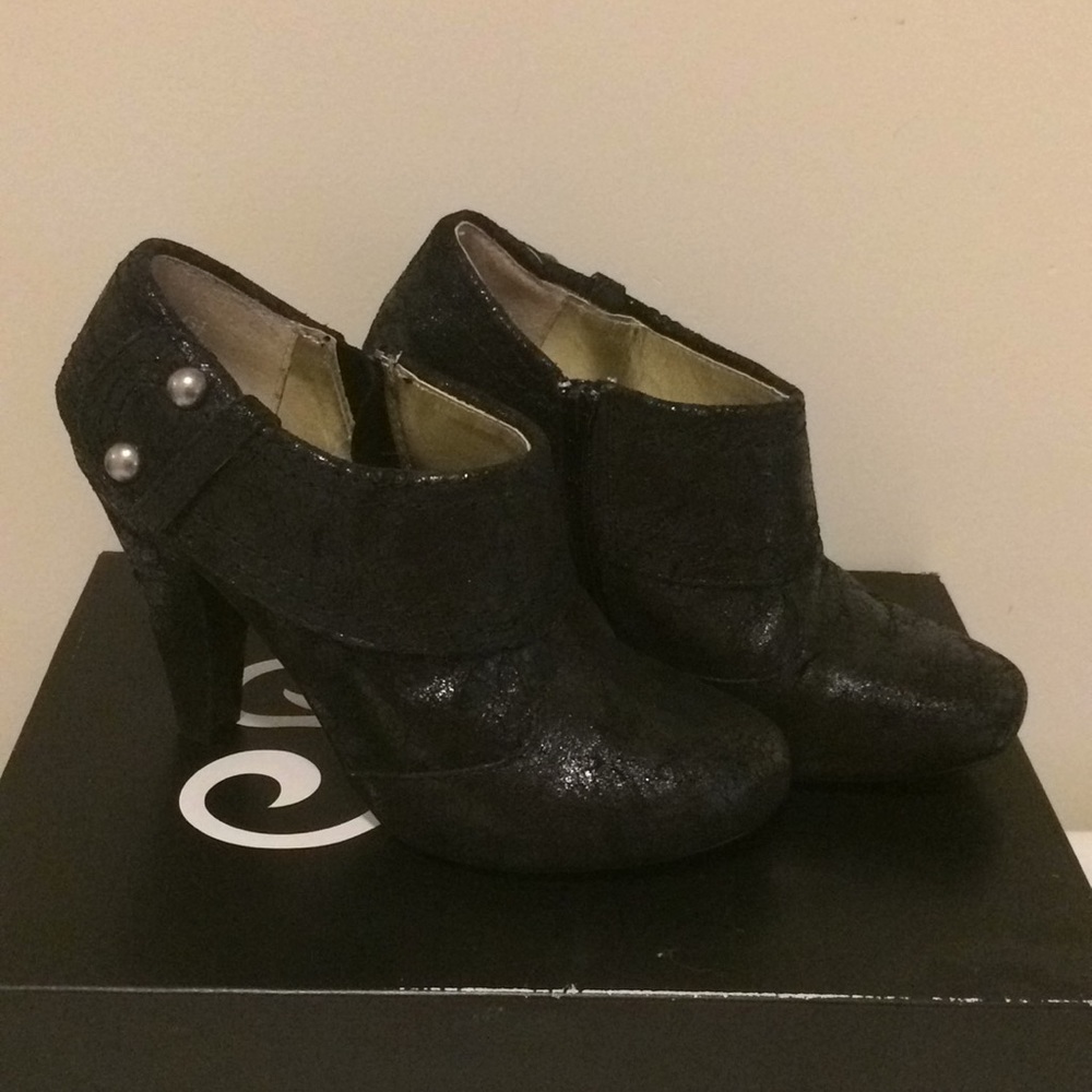NIB Seychelles suede ankle booties